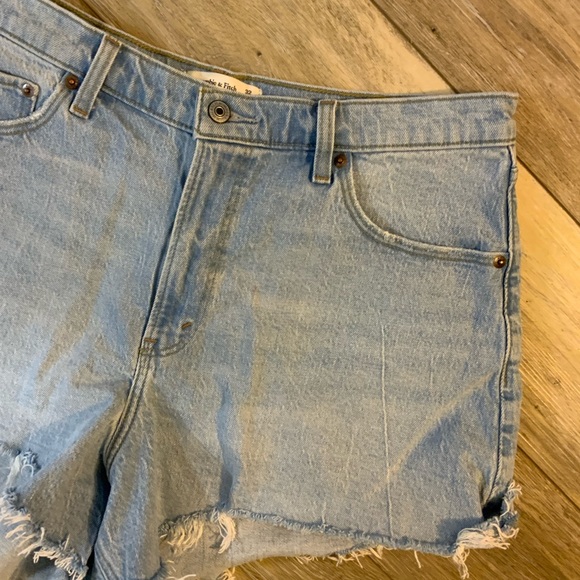 Abercrombie & Fitch Baggy Low Rise Jean Shorts. Size 32. - Picture 2 of 5